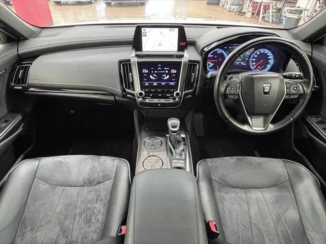 Toyota Crown 2018 photo 3