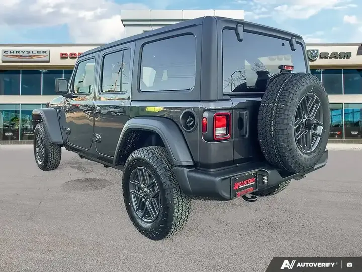 Jeep Wrangler 2026 photo 3