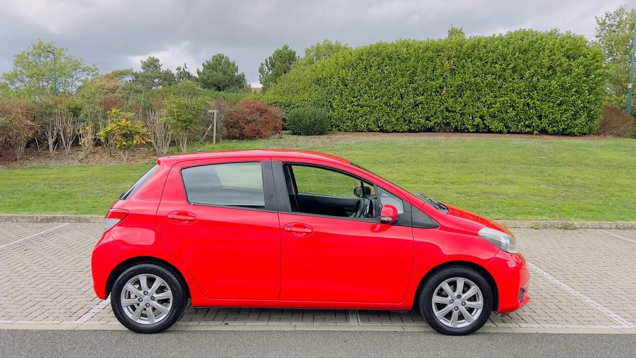 Toyota Yaris 2012 photo 2