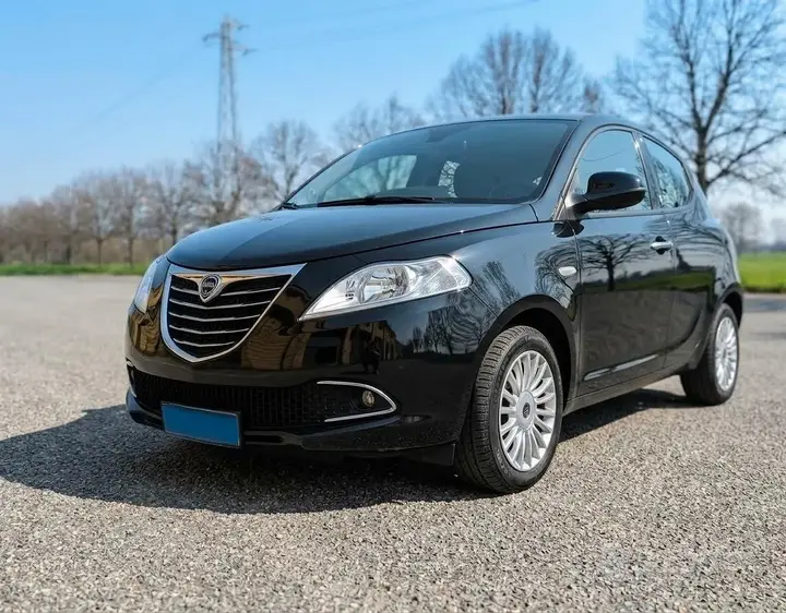 Lancia Ypsilon 2015 photo 2