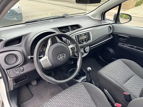 Toyota Yaris 2013 photo 5