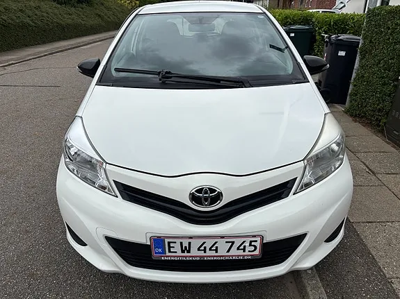 Toyota Yaris 2013 photo 2