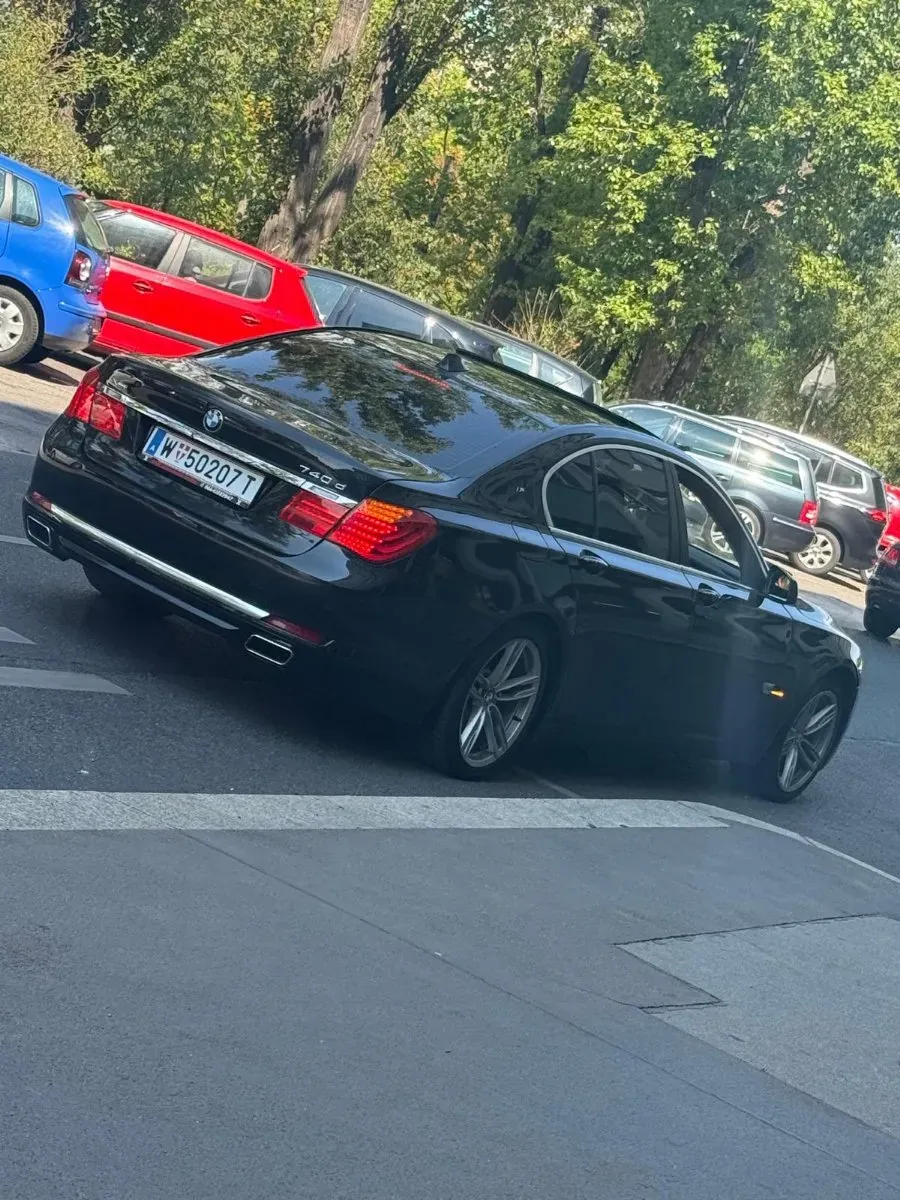 BMW 7 Series 2012 photo 2