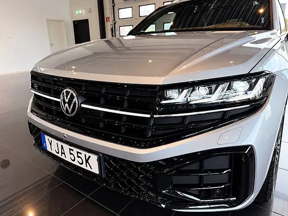Volkswagen Touareg 2024 photo 2