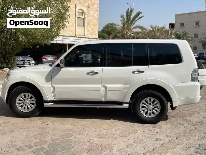 Mitsubishi Pajero 2012 photo 2