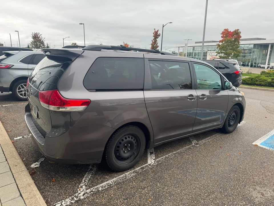 Toyota Sienna 2012 photo 3