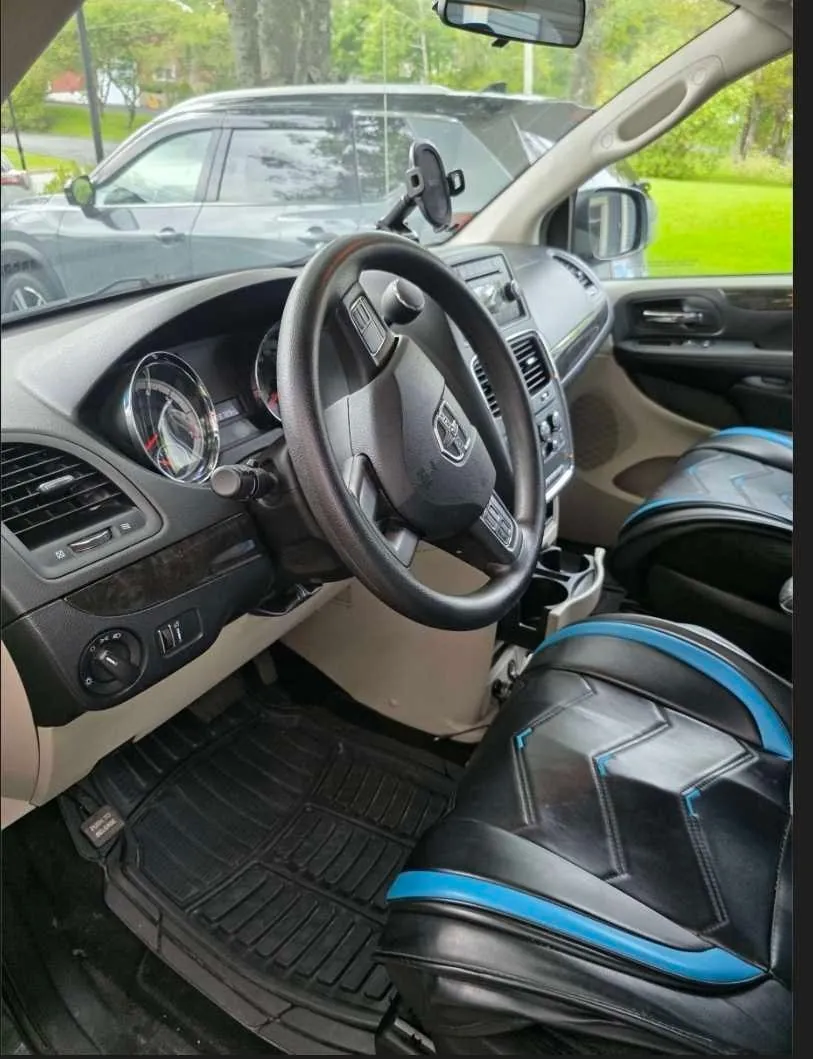 Dodge Caravan 2013 photo 2