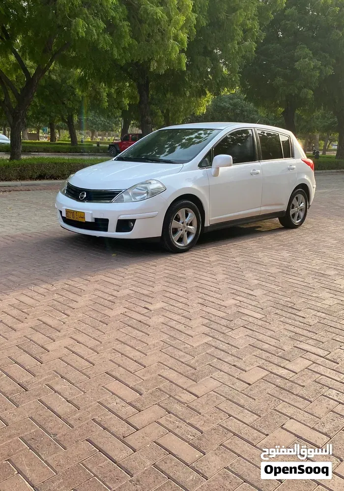 Nissan Tiida 2012 photo 2