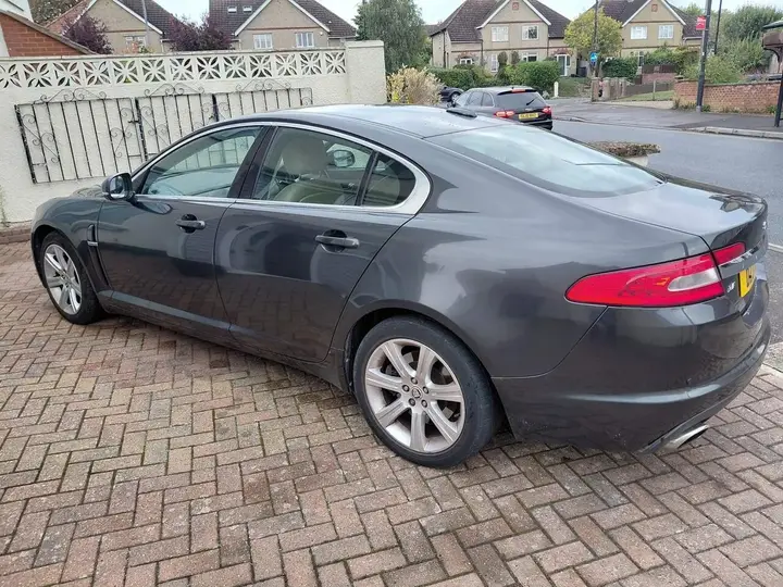 Jaguar Xf 2011 photo 2