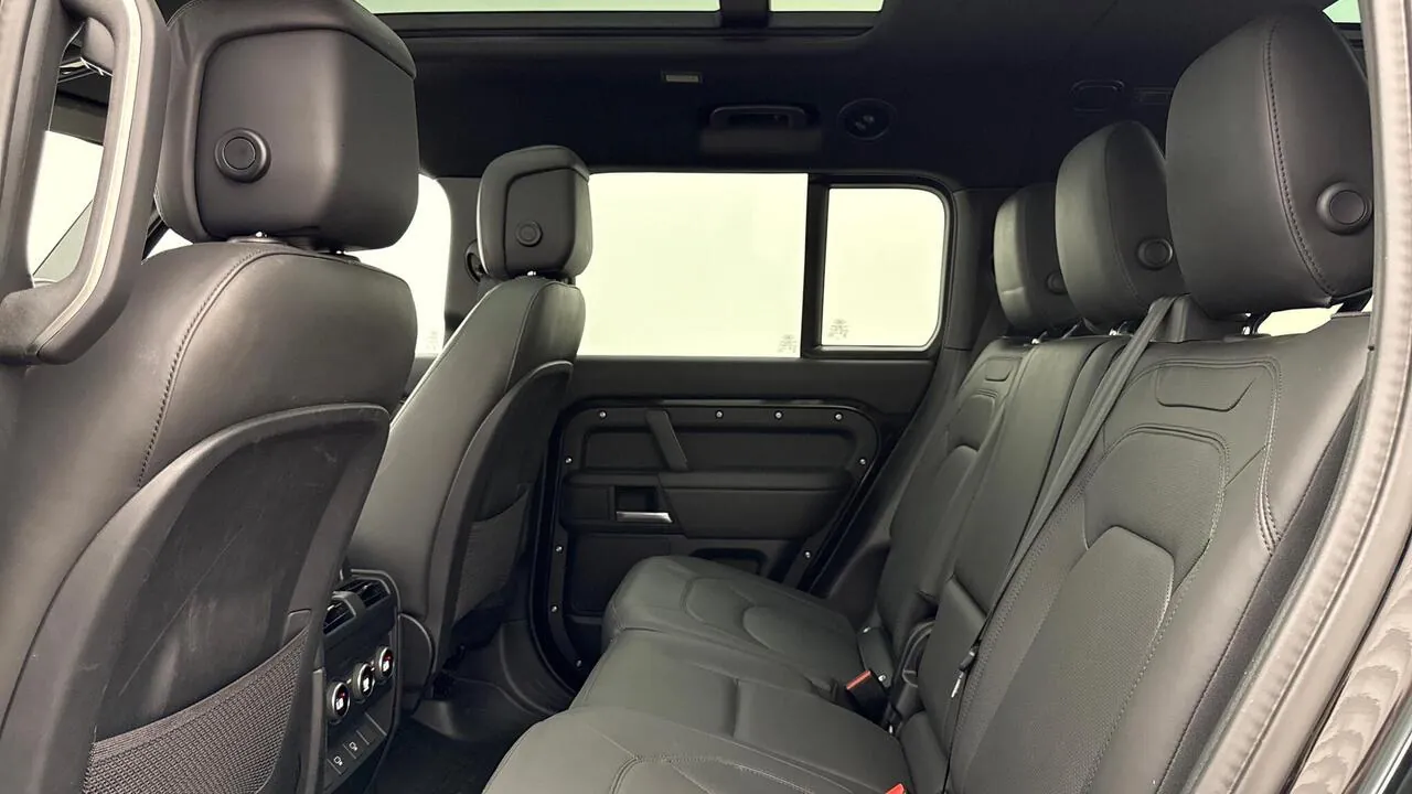 Land Rover Defender 2025 photo 4