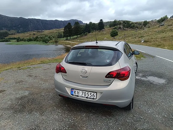 Opel Astra 2010 photo 4