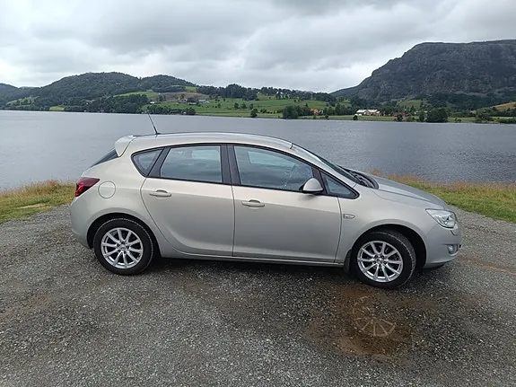 Opel Astra 2010 photo 2