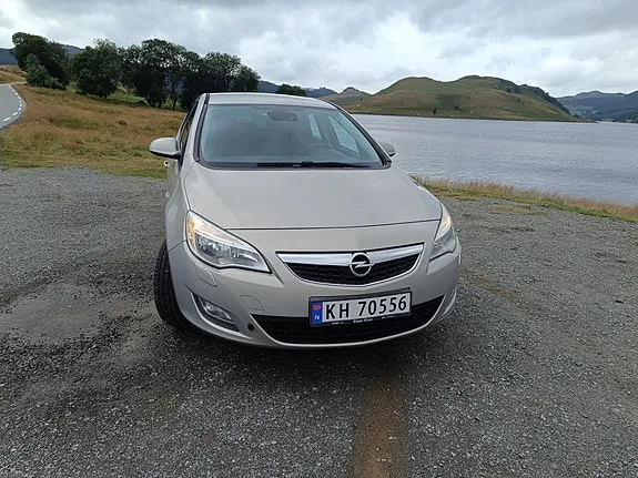 Opel Astra 2010 photo 5