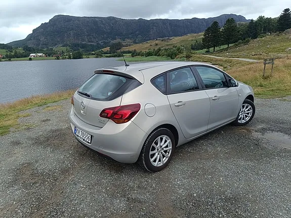 Opel Astra 2010 photo 3
