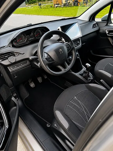 Peugeot 208 2015 photo 5