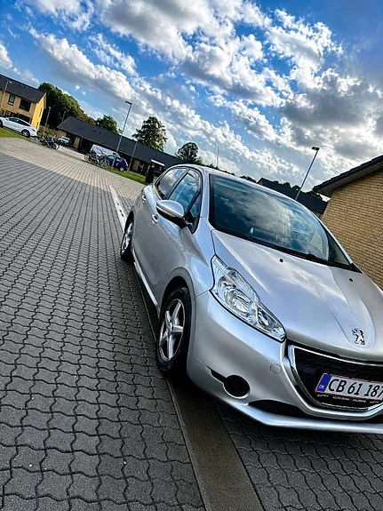 Peugeot 208 2015 photo 3