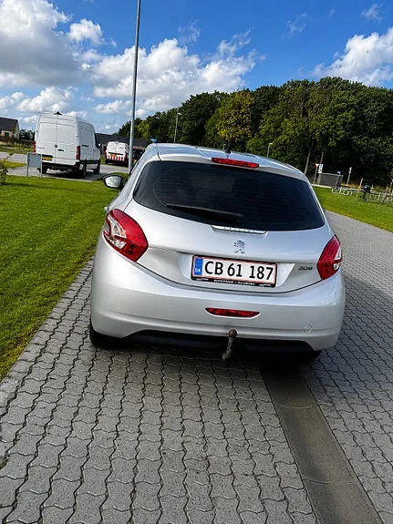 Peugeot 208 2015 photo 4