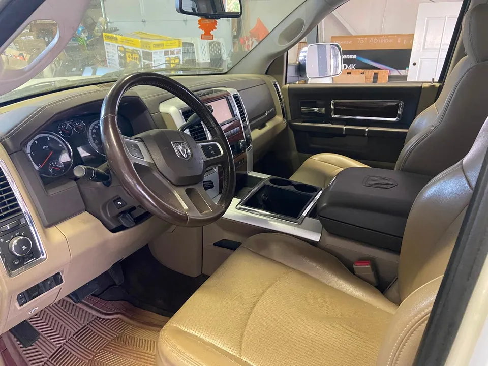 Dodge Ram 3500 Laramie 2010 photo 2