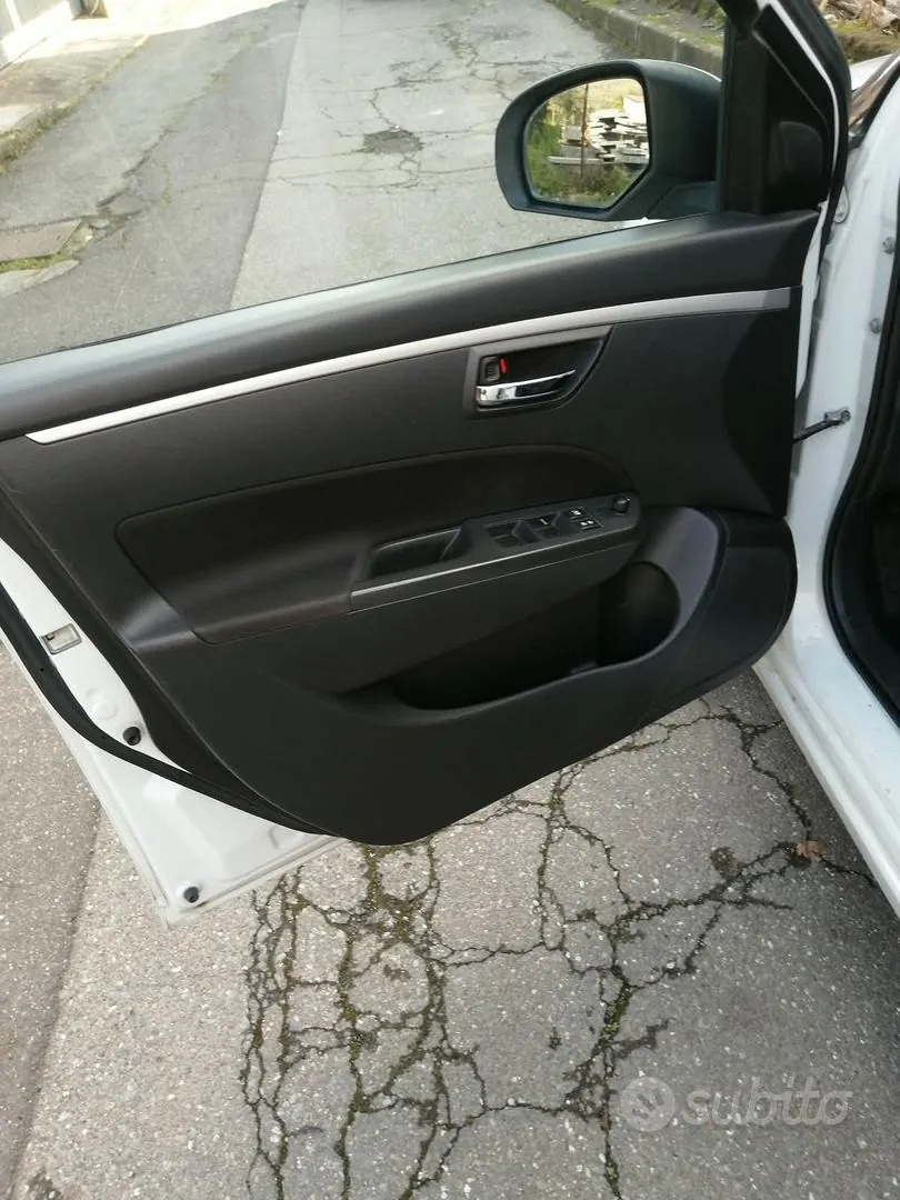 Suzuki Swift 2012 photo 2