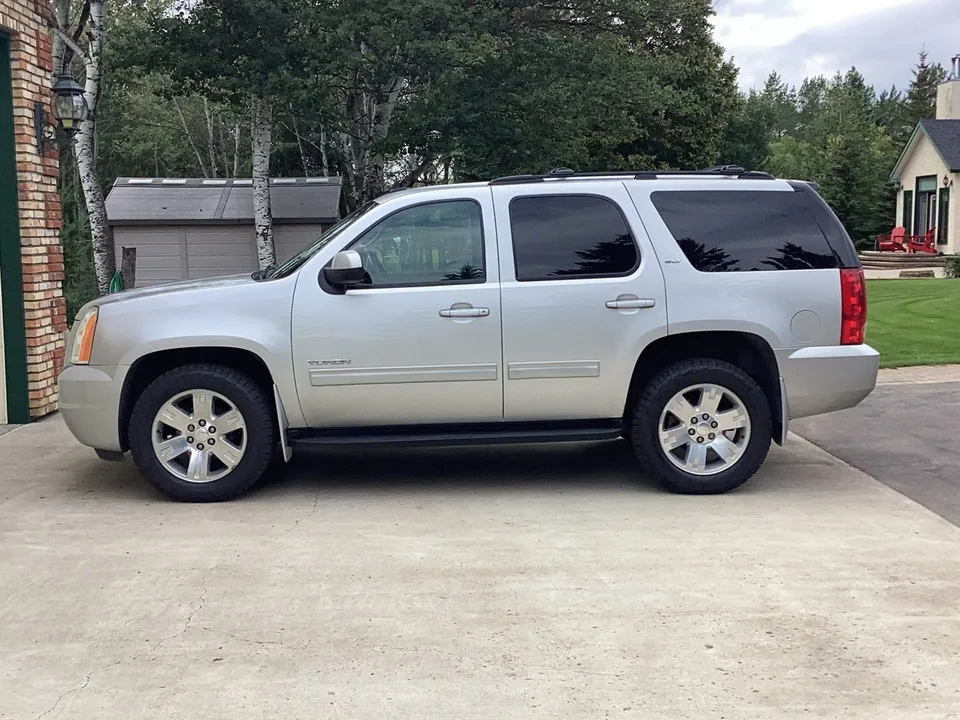 GMC Yukon 2011 photo 2