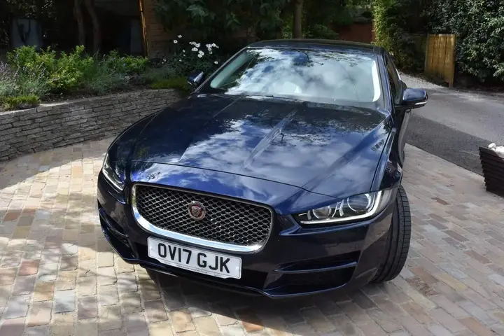 Jaguar Xe 2017 photo 2