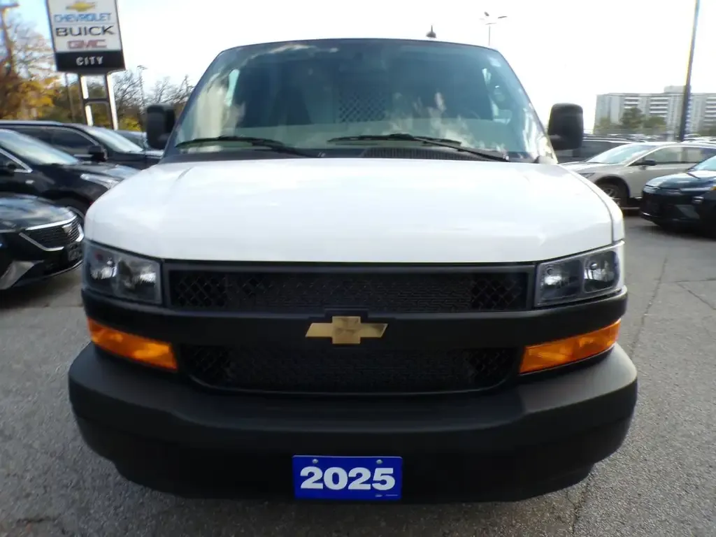 Chevrolet Express 2025 photo 2