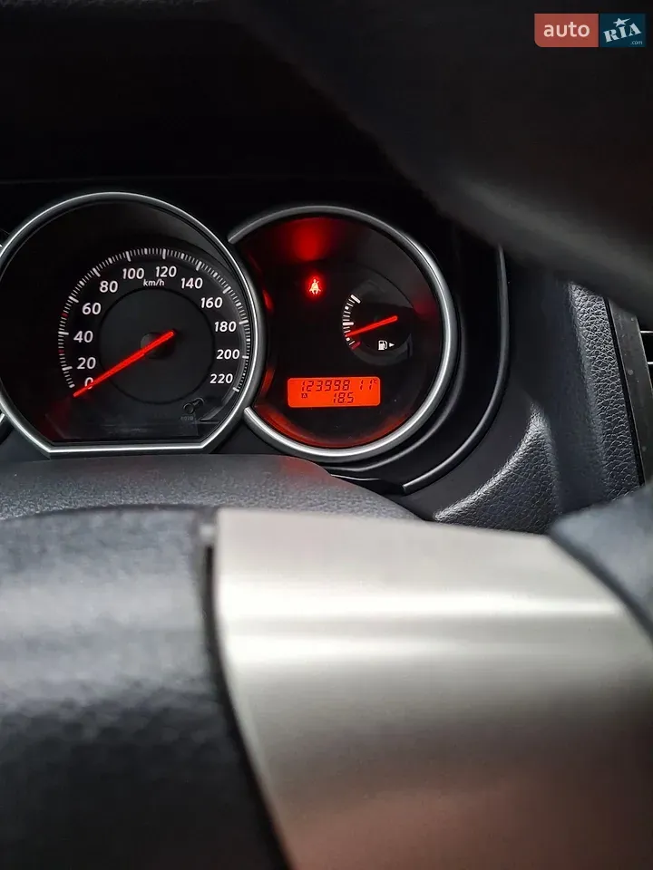 Nissan Tiida 2012 photo 4