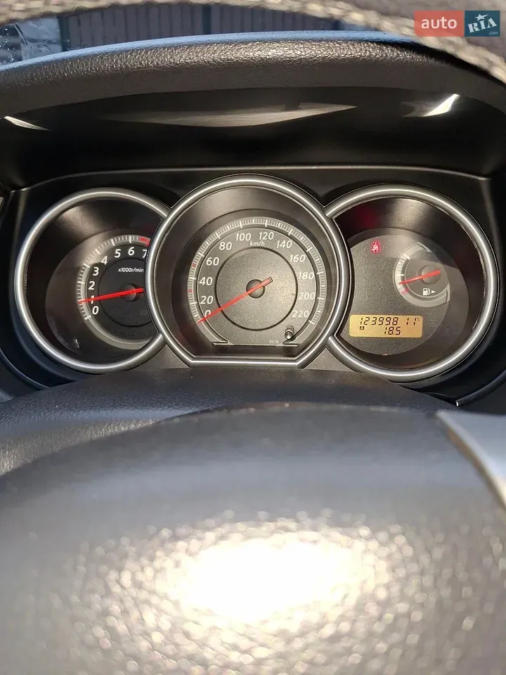Nissan Tiida 2012 photo 3