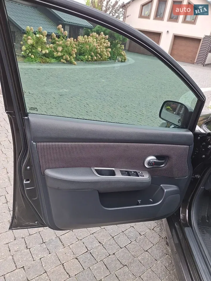 Nissan Tiida 2012 photo 2