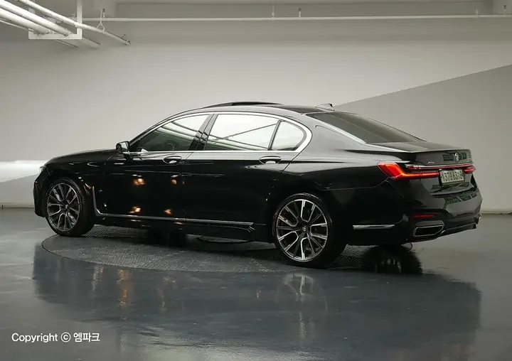 BMW 7 Series 2020 photo 2