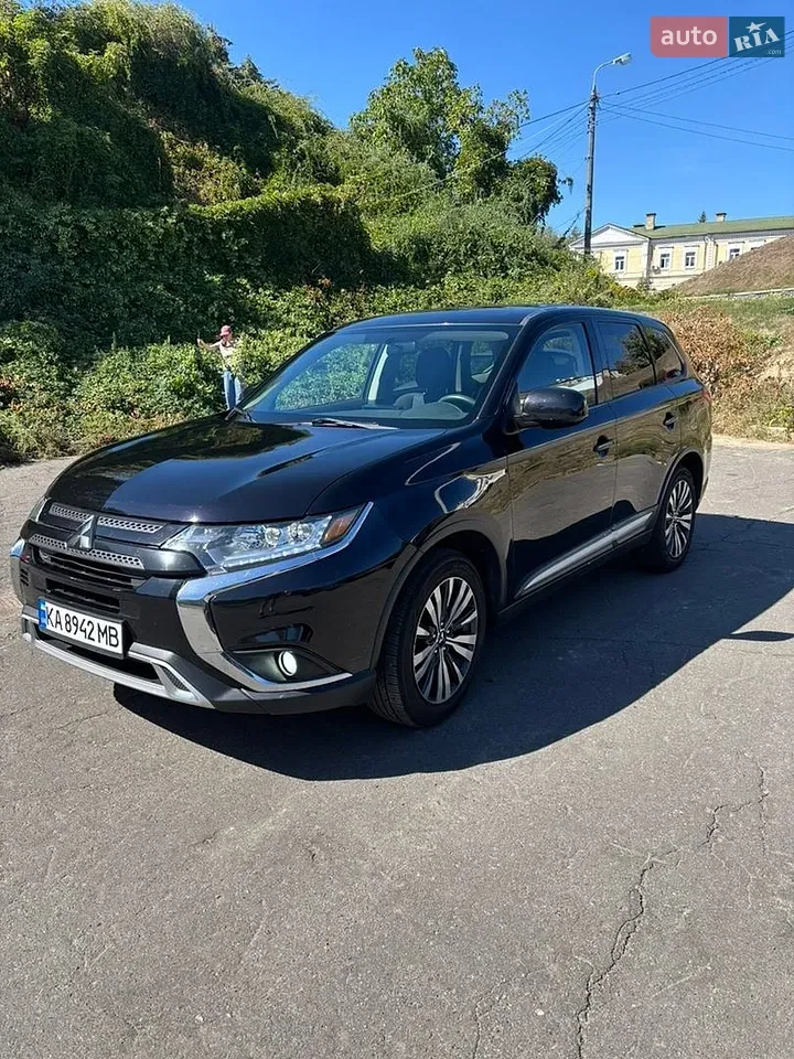 Mitsubishi Outlander 2018 photo 2