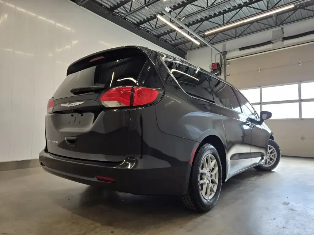 Chrysler Grand Caravan 2022 photo 3