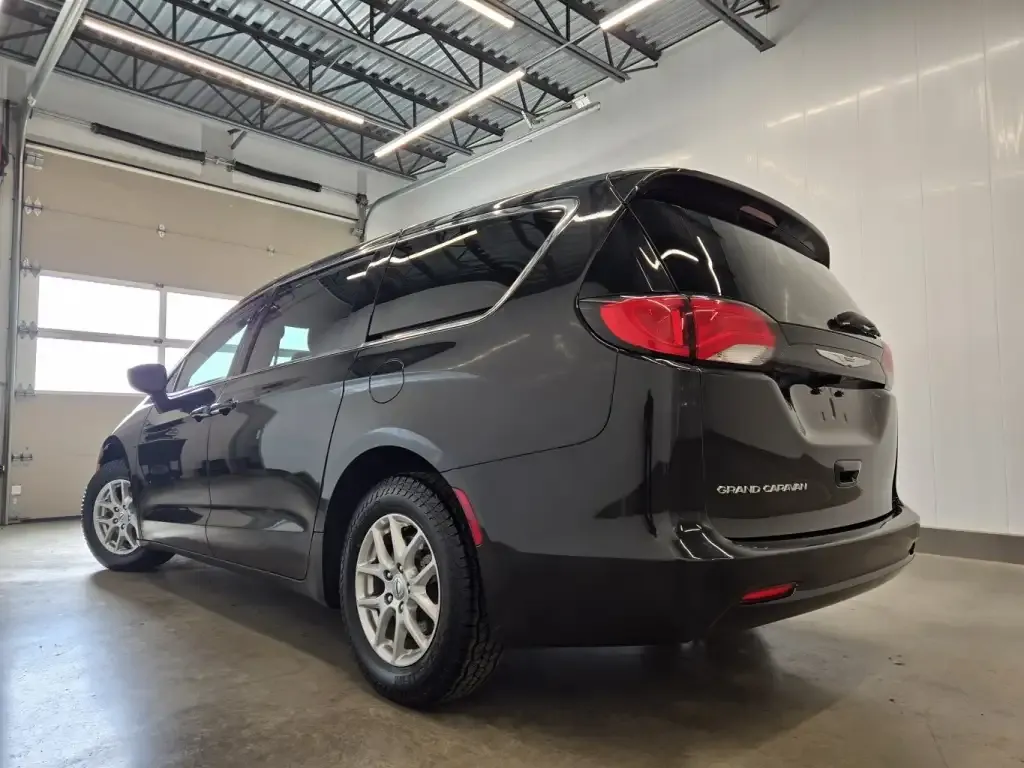 Chrysler Grand Caravan 2022 photo 2