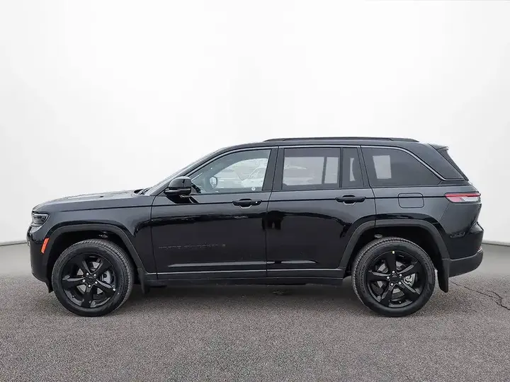 Jeep Grand Cherokee 2026 photo 2