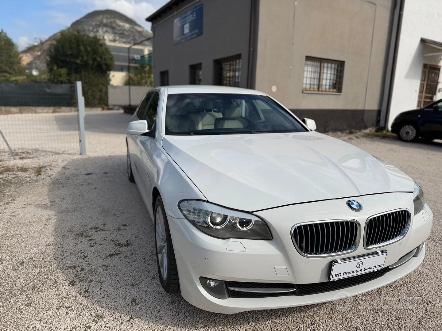 BMW 5 Series 2012 photo 2