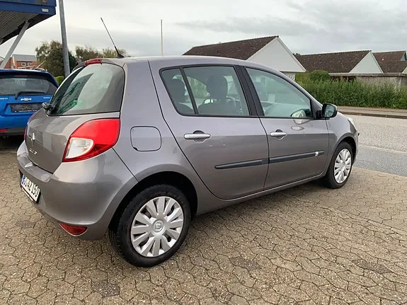 Renault Clio Iii 2011 photo 3