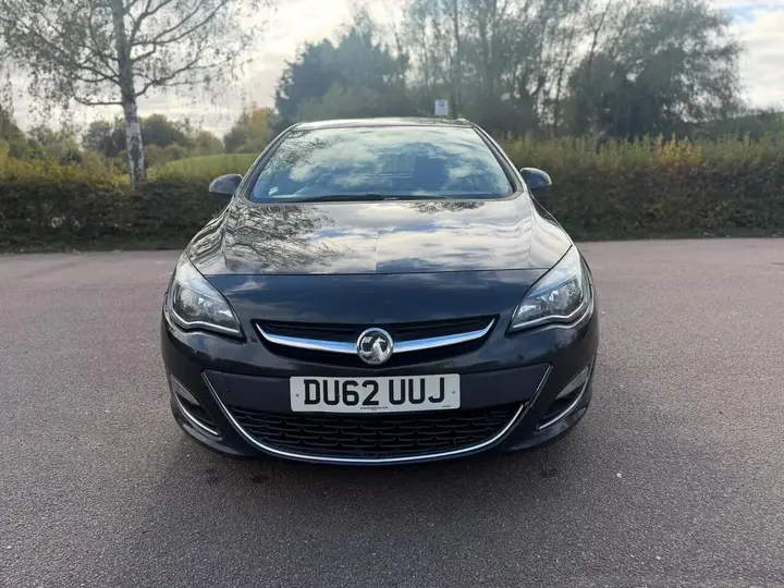 Vauxhall Astra 2012 photo 2