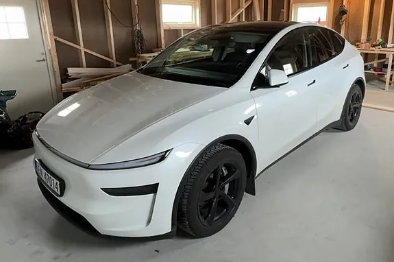 Tesla Model Y 2025 photo 2