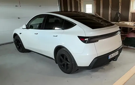 Tesla Model Y 2025 photo 3