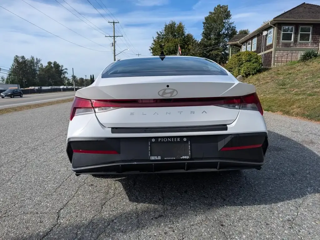 Hyundai Elantra 2026 photo 4