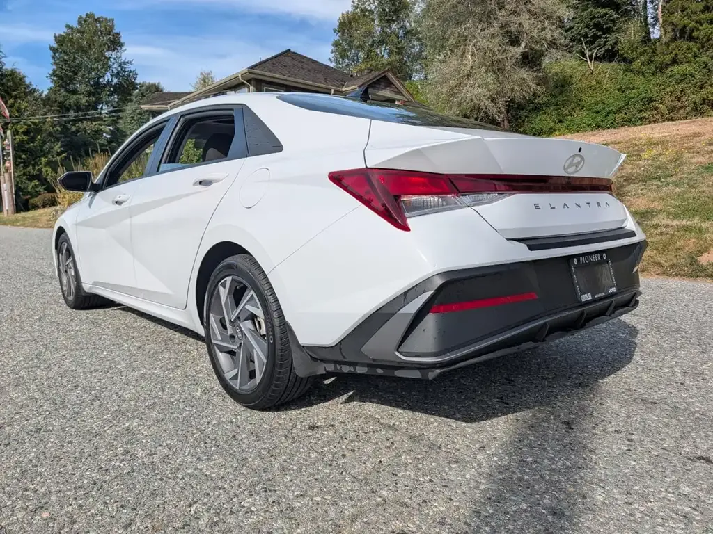 Hyundai Elantra 2026 photo 3