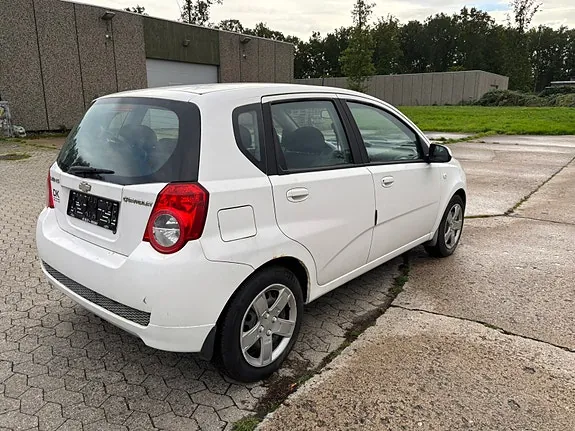 Chevrolet Aveo 2010 photo 3