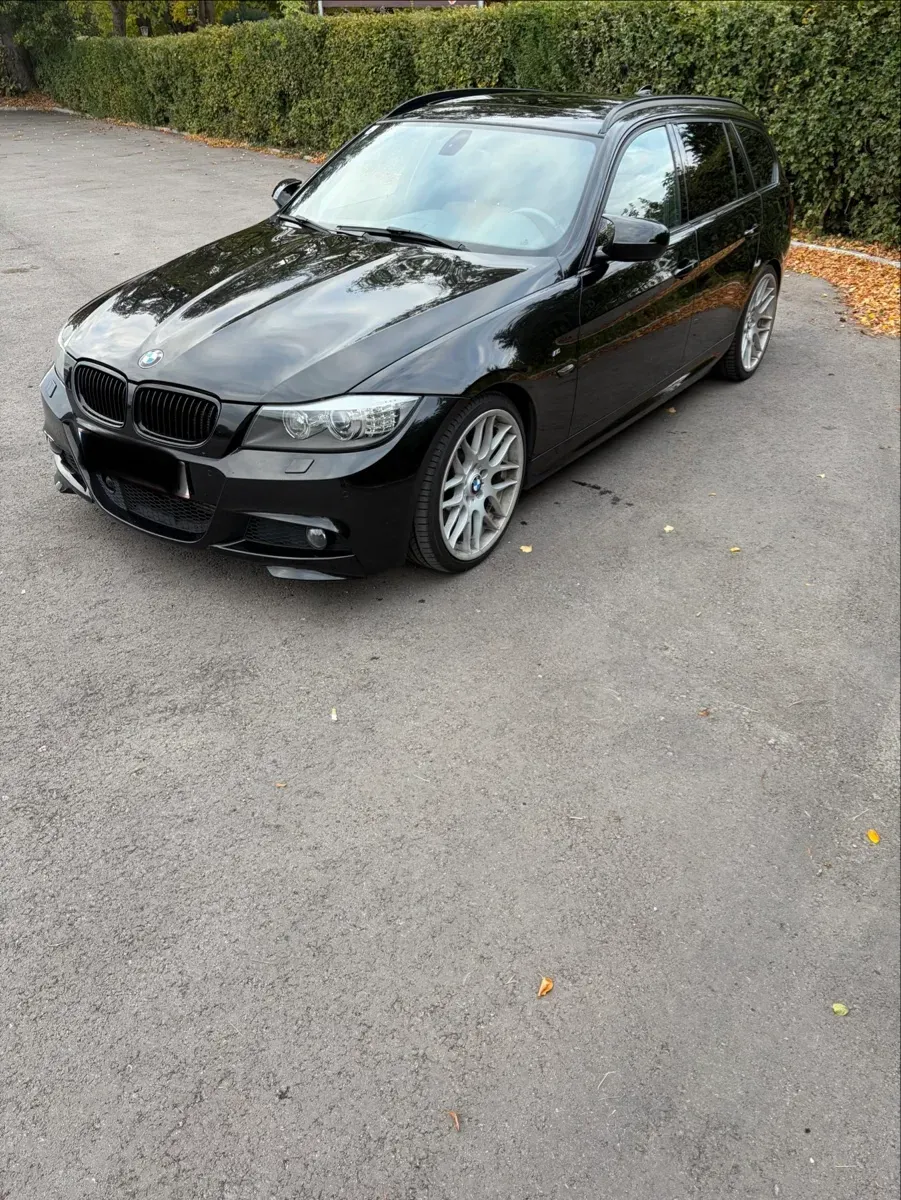 BMW 3 Series 2011 photo 2
