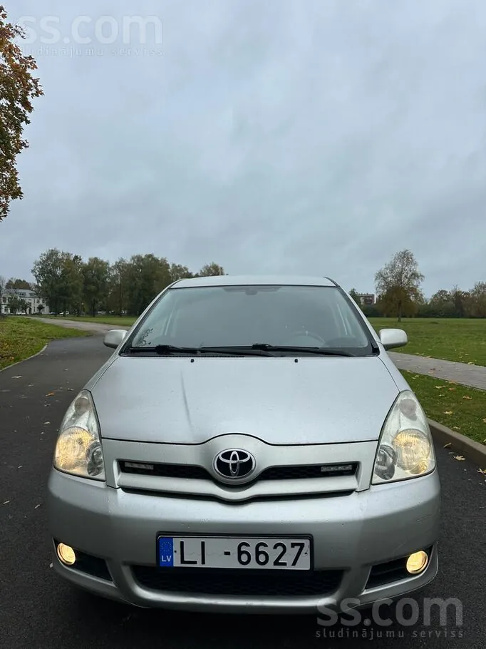 Toyota Corolla Verso 2004 photo 2
