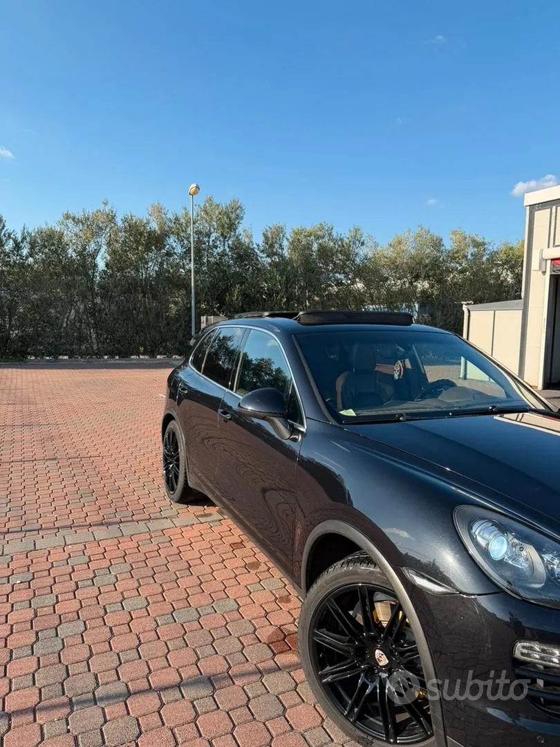 Porsche Cayenne 2011 photo 2