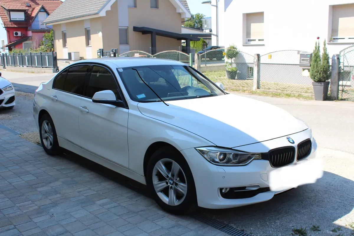 BMW 3 Series 2012 photo 2
