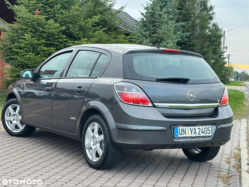 Opel Astra 2009 photo 4