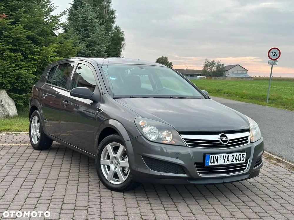 Opel Astra 2009 photo 2