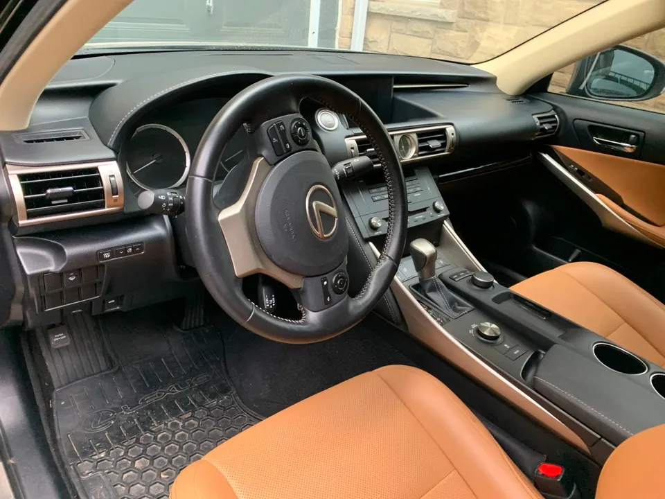 Lexus Is 300 2016 photo 3