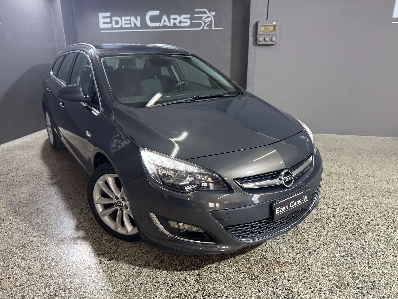 Opel Astra 2010 photo 2